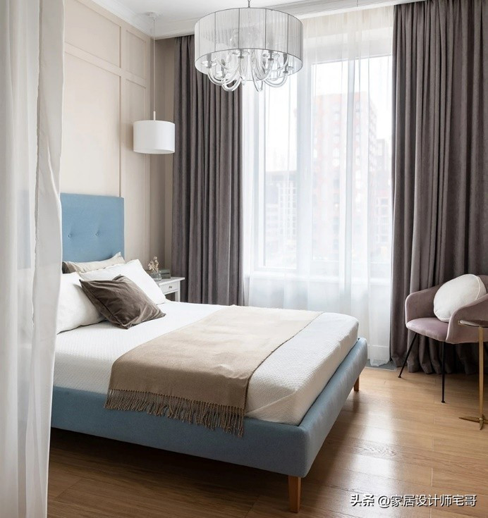 Phòng ngủ cũng có cửa sổ lớn, sử dụng rèm tối màu để đảm bảo giấc ngủ. Ảnh: Sohu