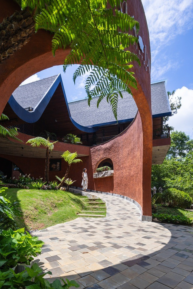 Lối vào chính xuyên qua một khoảng sân tròn ngoài trời. Ảnh: Trieu Chien