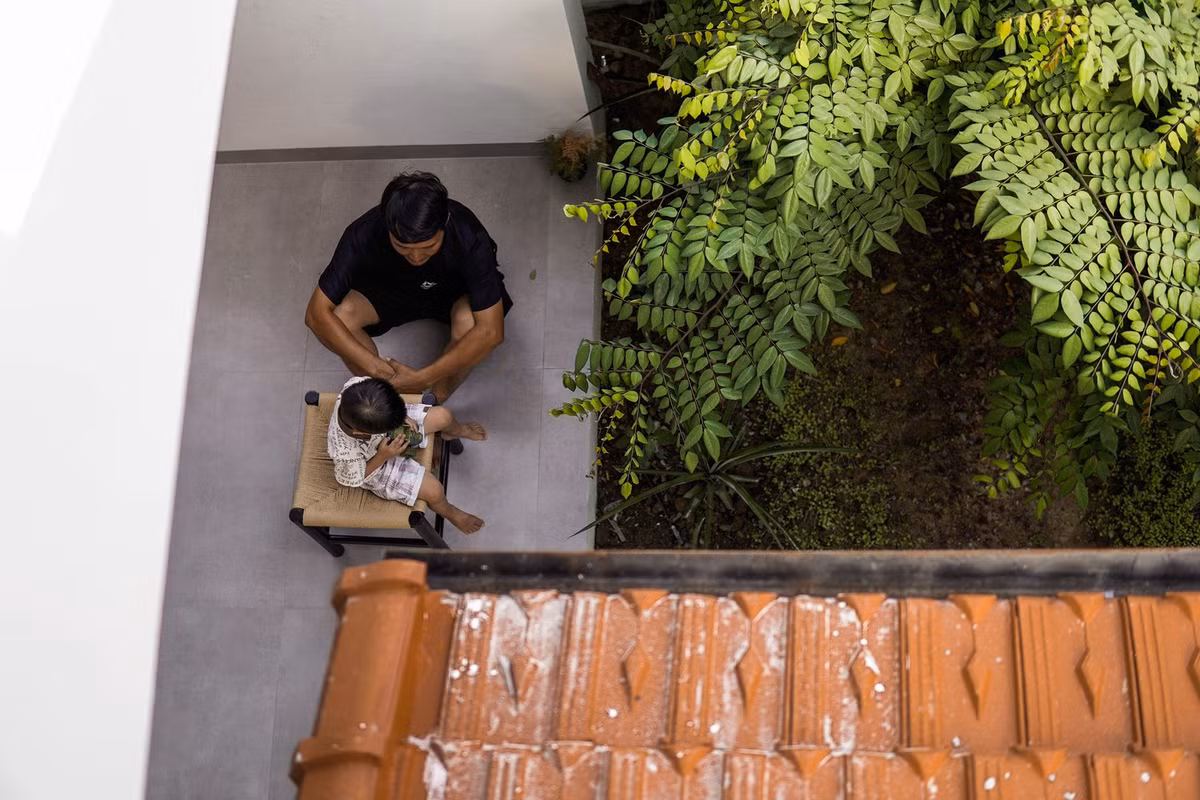 Ngoài không gian chính, kiến trúc sư còn bố trí nhiều khu vực ngoài trời hoặc bán ngoài trời — những không gian linh hoạt cho trẻ em vui chơi, phơi lúa, hoặc thưởng trà. Ảnh: Nguyen Dang Hieu