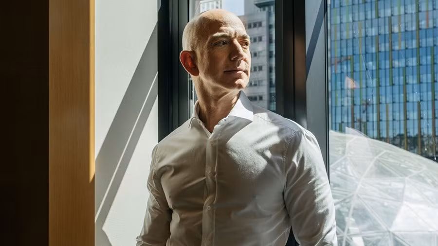 Tỷ phú Jeff Bezos cho biết thích đọc báo, uống cà phê, ăn sáng với các con trước khi chúng đi học. Ảnh: UNILAD Tech