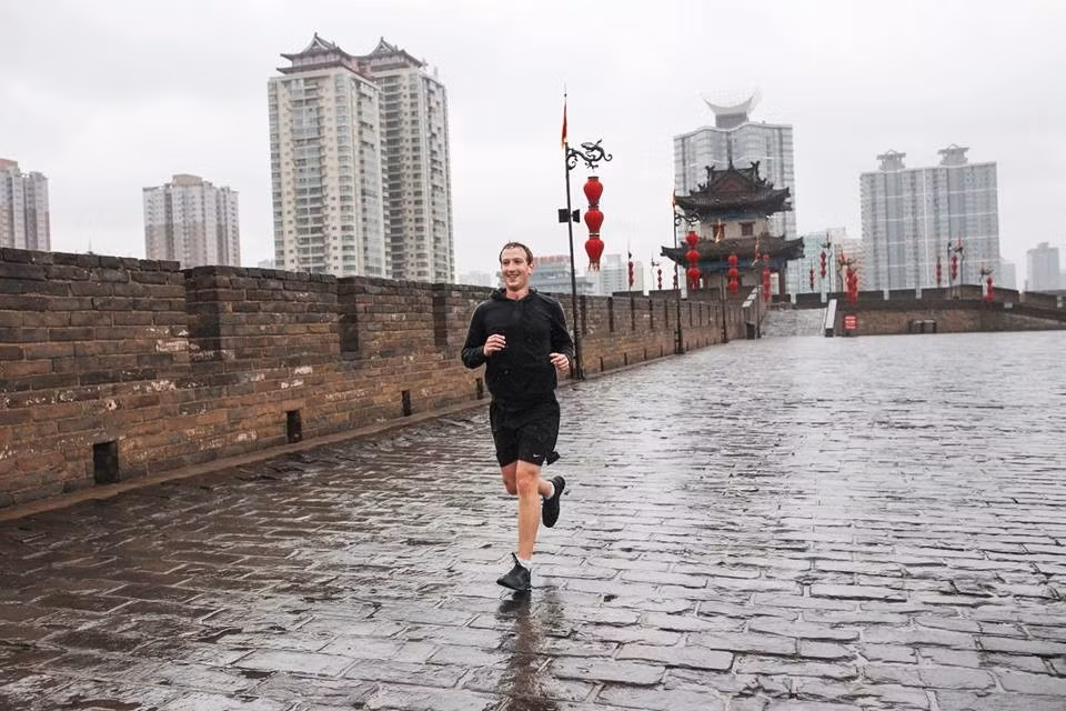 Mỗi tuần, Mark Zuckerberg tập thể dục ít nhất ba lần. Trước kia, Zuckerberg thường chạy bộ nhưng hiện không còn thích chạy bộ nữa, vì nó khiến anh có thời gian để "suy nghĩ nhiều". Ảnh: CNN