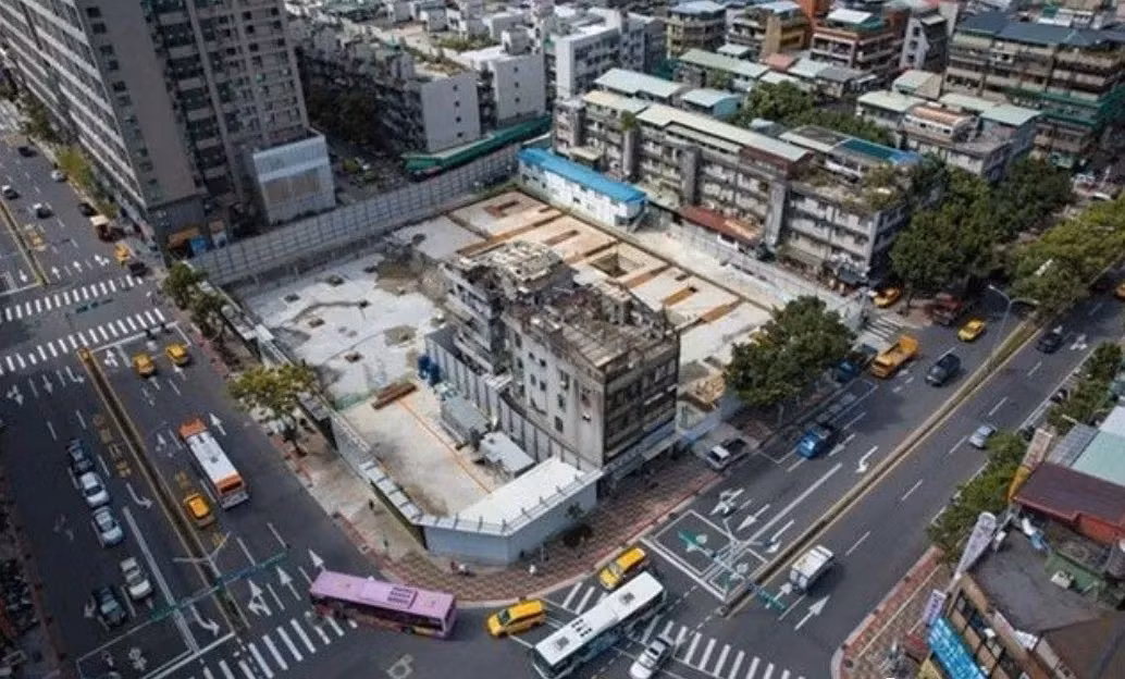 Tuy nhiên, chủ của ngôi nhà 3 tầng này thẳng thừng từ chối với lý do quá ít. Doanh nghiệp tiếp tục nâng lên 8 triệu NDT (khoảng 29,6 tỷ đồng), thậm chí trả đến 10 triệu NDT (khoảng 37 tỷ đồng), nhưng gia đình này vẫn không chấp nhận. Ảnh: Sohu