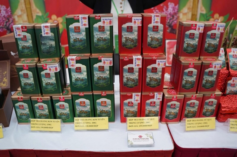 Các sản phẩm trà xanh có phân khúc đa dạng, từ vài trăm nghìn đồng đến vài triệu đồng. Ảnh: Vneconomy