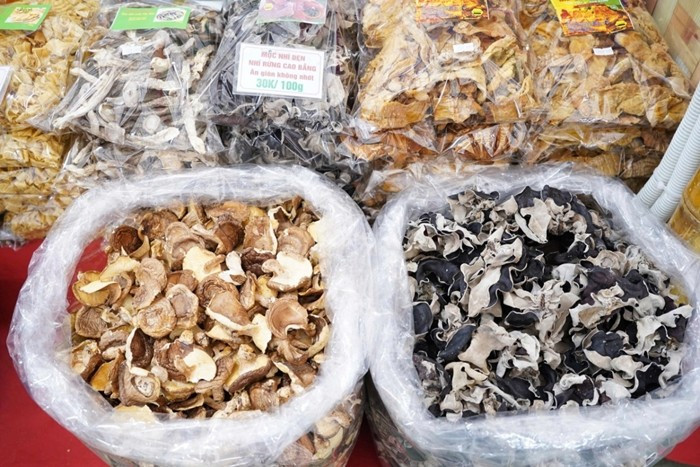 Đơn vị tập trung vào các sản phẩm khô phục vụ mâm cỗ Tết như miến dong riềng đỏ, măng nứa, mộc nhĩ và nấm hương...Ảnh: Vneconomy