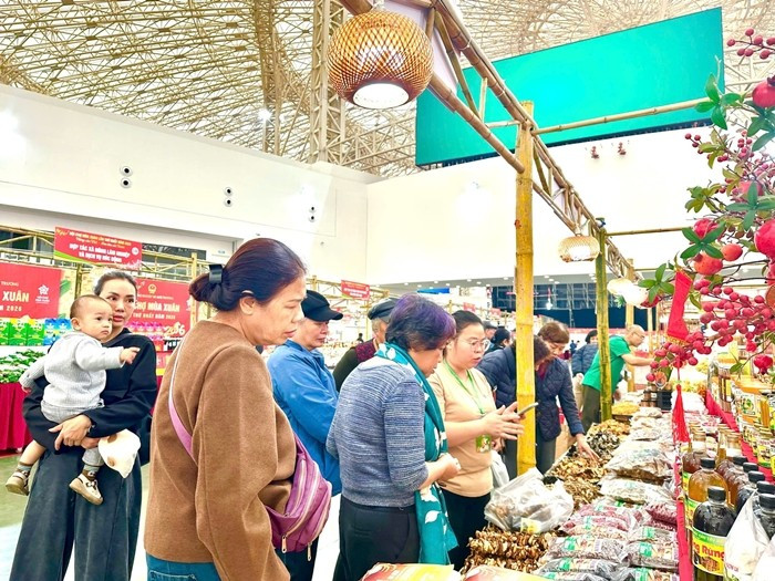 Gian hàng của Hợp tác xã Tân Việt Á (Cao Bằng) ghi nhận lượng khách ổn định ngay từ giờ mở cửa.Ảnh: Hanoimoi