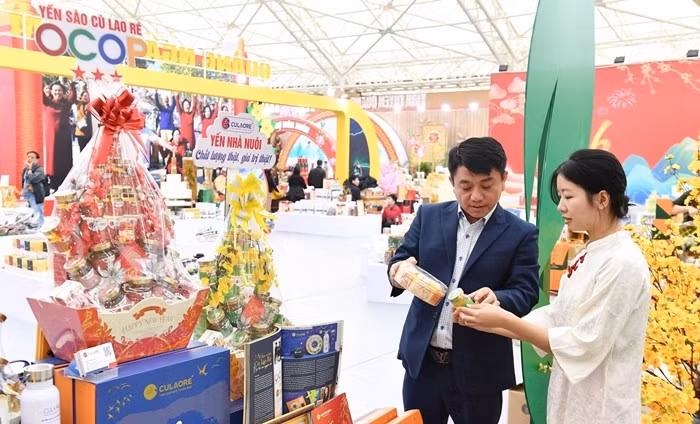 Hội chợ đón đông đảo khách tham quan và mua sắm. Trong đó, gian hàng của các địa phương thu hút nhiều người quan tâm. Ảnh: Vietnamnet