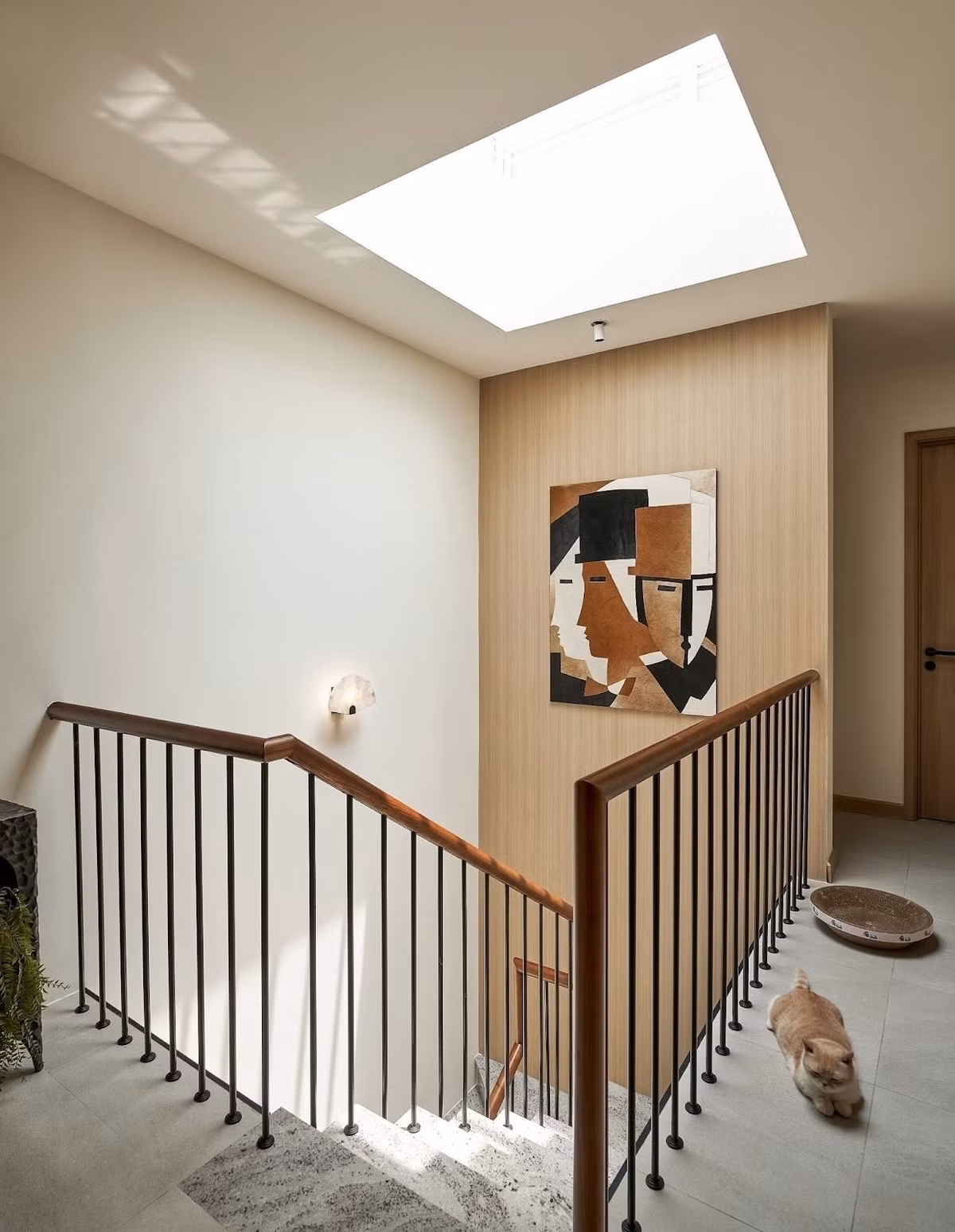 Cầu thang cũ nằm chắn giữa nhà, khiến không gian bị hạn chế. Kiến trúc sư xoay hướng cầu thang lại, dọc theo chiều dài căn nhà, thu nhỏ kích thước vẫn đủ thông thoáng. Ảnh: Phú Đào