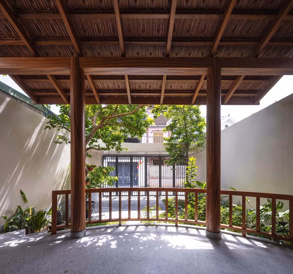 Bước qua khoảng sân là hiên nhà nhỏ. Mái hiên lợp ngói, đỡ bằng những chiếc cột gỗ mộc mạc, trải dài theo mặt tiền nhà. Đây là nơi lý tưởng để kê một bộ bàn ghế nhỏ, thưởng trà sáng hay ngồi hóng gió chiều. Ảnh: Triệu Chiến