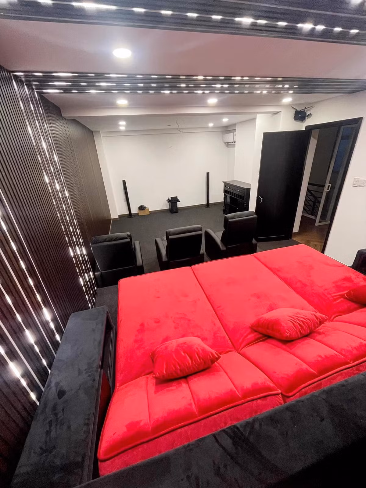 Phòng chiếu phim hiện đại ngay trong nhà. Ảnh: FB Nguyên Vũ