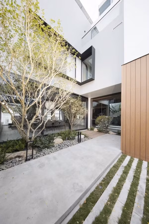 Các không gian bao gồm ba phòng ngủ, hai phòng làm việc riêng, khu vực sinh hoạt chung kết nối với bếp, một phòng tập gym, và phòng thờ ở tầng trên cùng. Ảnh: Goku Agency