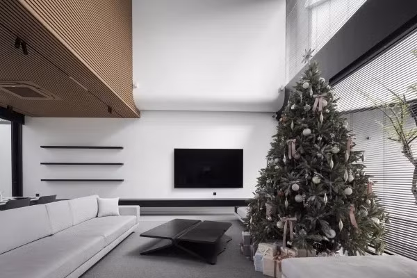 Phòng khách rộng được bố trí như trung tâm kết nối của ngôi nhà, mang đến sự thoáng đãng. Ảnh: Goku Agency