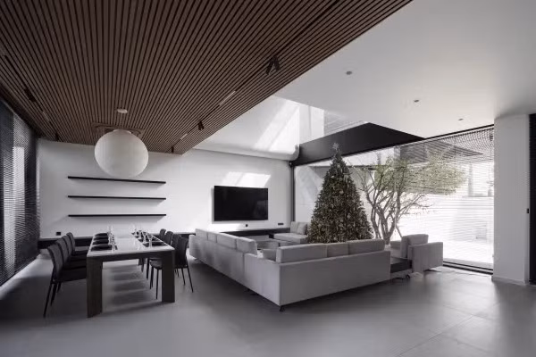 Lợi thế diện tích lớn và bố cục chức năng cơ bản là tiền đề để nhóm thiết kế mở rộng các kết nối không gian theo phương ngang. Ảnh: Goku Agency