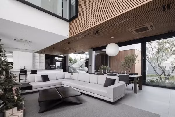 Giải pháp này không chỉ tăng tính liên tục trong lưu thông mà còn mở ra các khoảng thở thị giác – giúp cân bằng giữa nhu cầu sinh hoạt và sự yên tĩnh cần thiết của một không gian sống mang tính cá nhân cao. Ảnh: Goku Agency