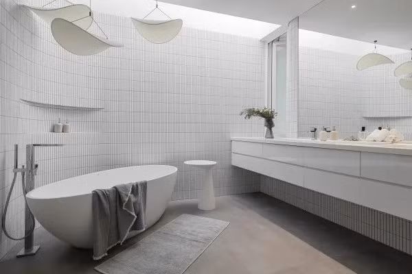 Phòng tắm thoáng sáng như resort tại gia. Ảnh: Goku Agency