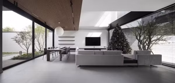 Các không gian tổ chức theo dạng mở, đồng thời được kiểm soát bằng việc bố trí các nhịp cột lớn, hạn chế tối đa việc phân mảnh tầm nhìn. Ảnh: Goku Agency