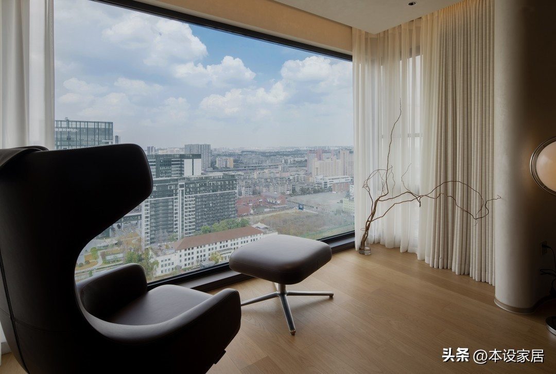 Trong phòng khách, sàn được lát gỗ nguyên khối, tường và trần sơn màu be nghệ thuật, kết hợp một số đường cong mềm mại để tạo cảm giác dễ chịu. Ảnh: Toutiao