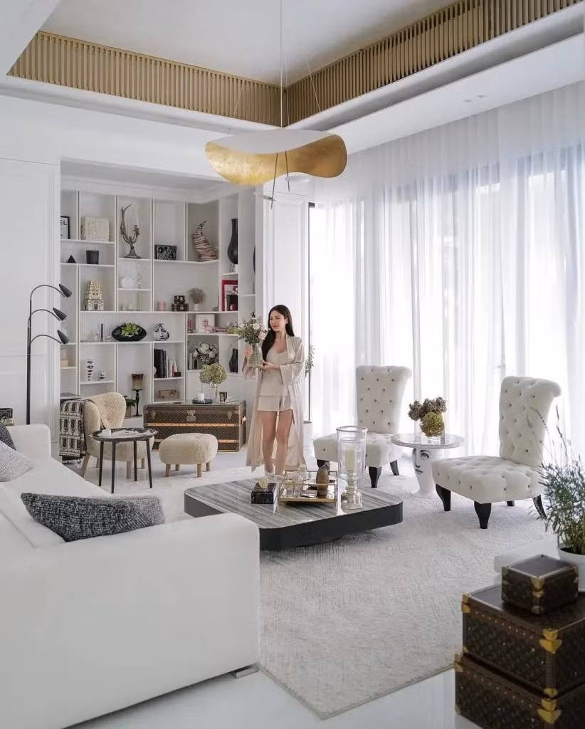 Thích không gian sống ngập ánh sáng tự nhiên, phú bà Jamie Chua chọn hệ thống kính cao cấp chống tia UV, nhập khẩu từ Thụy Sĩ cho dinh thự. Ảnh: Uchify