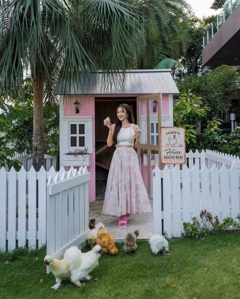 Ngoài đam mê đồ hiệu, Jamie Chua cũng có những thú vui giản dị khác như trồng cây, nuôi gà, chăm thú cưng...Trong vườn có những giống hoa hồng hiếm trị giá vài trăm USD mỗi cây (hàng chục triệu đồng). Ảnh: @ec24m