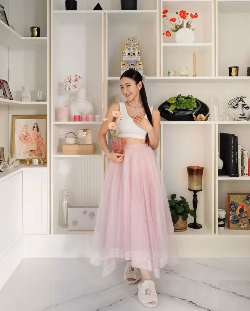 Thậm chí, ngay cả mùi hương trong nhà cũng được phú bà đặt làm riêng: 1 chai hỗn hợp tinh dầu 50ml có giá 1.000 USD (khoảng 25 triệu đồng). Ảnh: @ec24m