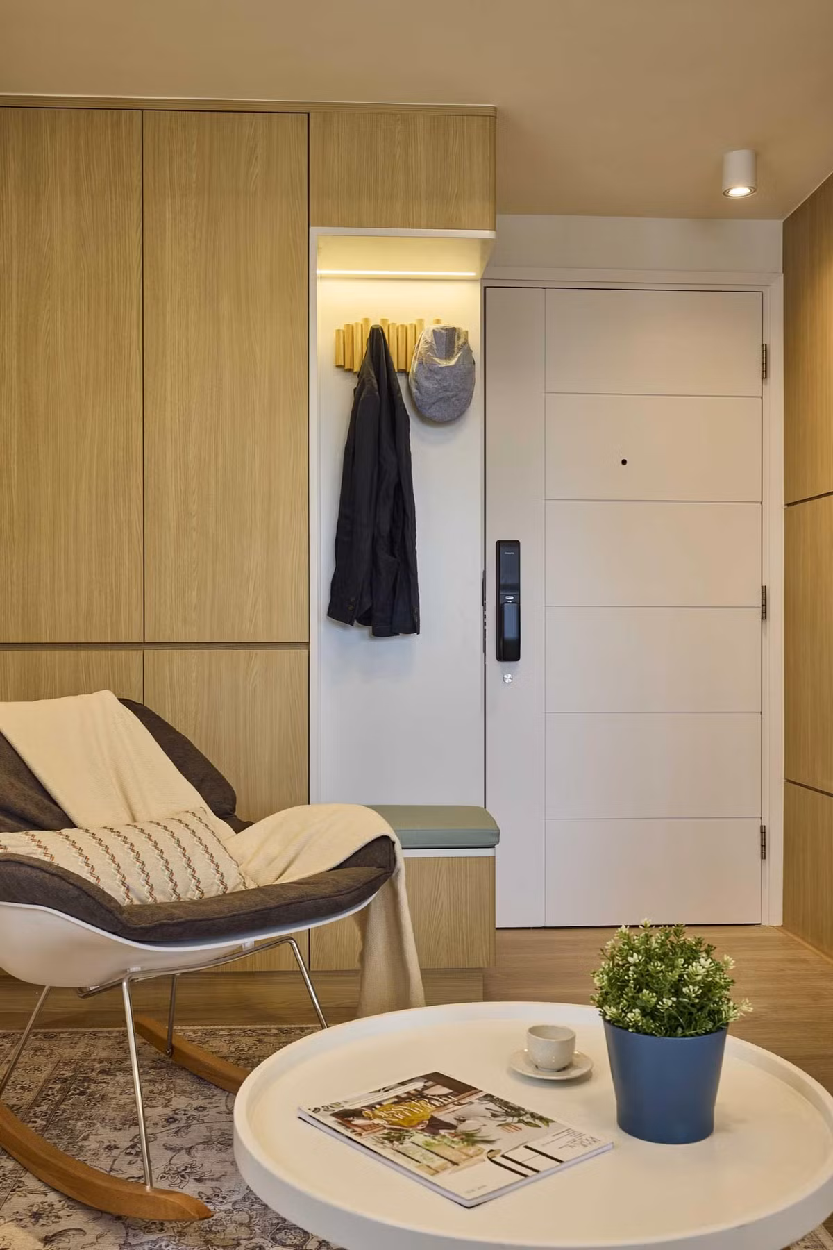 Gia chủ muốn mang nhiều ánh sáng tự nhiên hơn vào căn nhà. Ngay lối vào nhỏ là tủ đựng đồ và một băng ghế có móc treo áo khoác. Ảnh: sj33