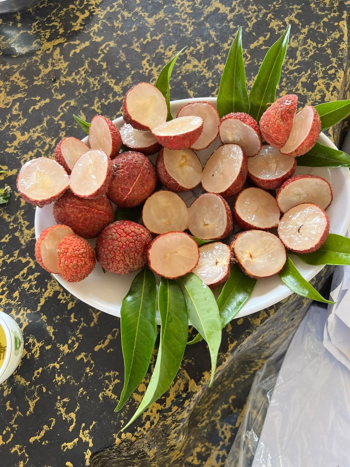 Vỏ quả vải màu đỏ tươi bắt mắt, dễ bóc, không dính tay khi ăn. Đặc biệt, phần hạt tiêu biến rất nhỏ, chiếm chưa đến 1% thể tích quả. Ảnh: Facebook