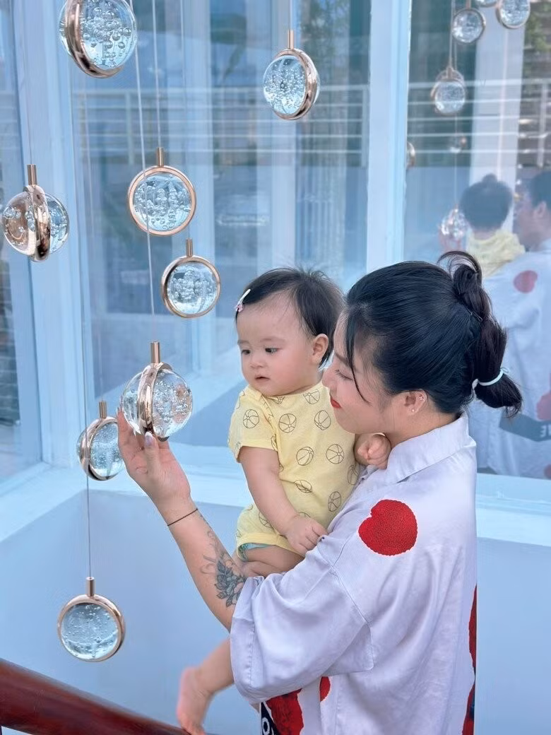 Các đèn treo được bố trí dọc theo khu vực cầu thang tầng 6. Ảnh: FBNV