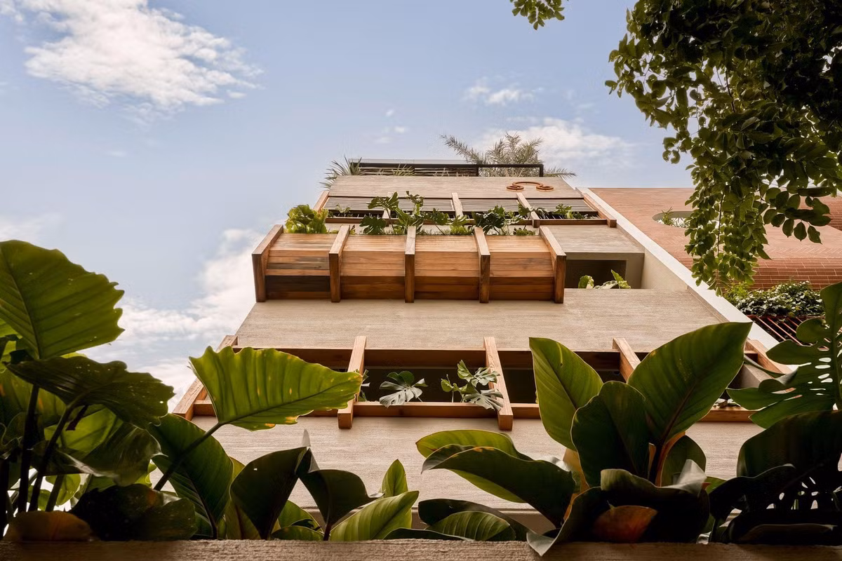 Mặt đứng của ngôi nhà được tạo thành từ nhiều lớp đặc - rỗng, gỗ biến tính, lam chớp, cây xanh...giống như một hệ sinh thái sống động treo lơ lửng giữa không trung. Ảnh: Phú Đào