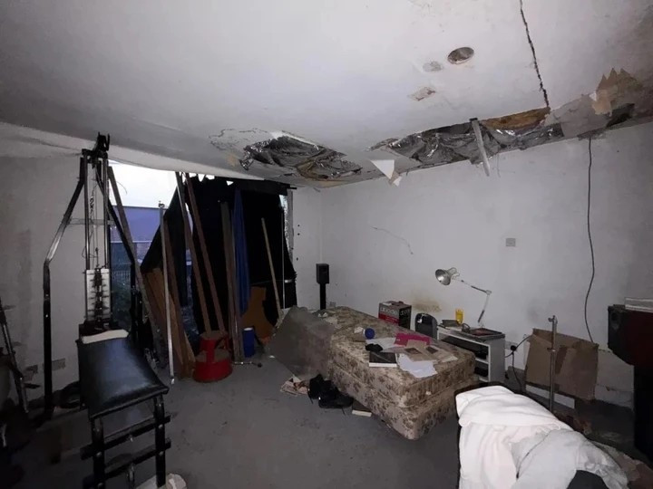 Bên trong căn nhà chất đầy đồ phế thải. Ảnh: DM