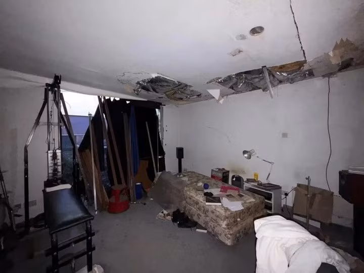 Bên trong căn nhà chất đầy đồ phế thải. Ảnh: DM