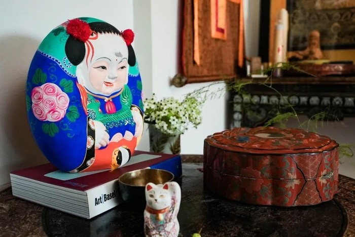 Ấn tượng hơn cả là các món đồ được gia chủ sưu tầm, từ bình hoa sứ thời Tống màu sắc,tranh tường fresco Ý... Ảnh: Sina