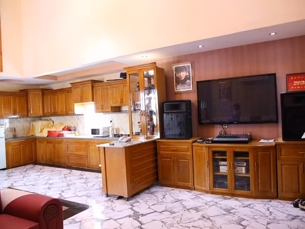 Tầng 6 là nơi gia đình nam ca sĩ sinh sống. Khánh Phương thường gọi đây là penthouse khi được thiết kế tách biệt với các phòng phía dưới. Ảnh: FBNV