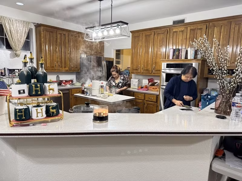 Khu bếp tiện nghi với nội thất chủ yếu bằng gỗ. Ảnh: FBNV