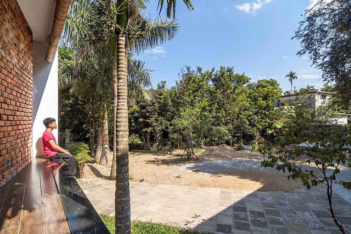 Không dừng ở một giải pháp kỹ thuật, công trình còn thể hiện tư duy kiến trúc bền vững và nhân văn - nơi thiết kế hướng đến sự thích ứng, tiết chế và tôn trọng tự nhiên. Ảnh: Hoang Le &amp; NKPA