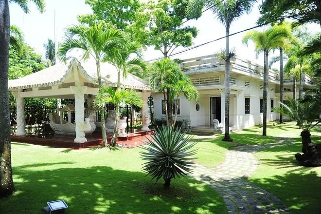 Khuôn viên nhà vườn trồng rất nhiều cây xanh, thiết kế tinh tế đến từng chi tiết. Ảnh: Dân Việt