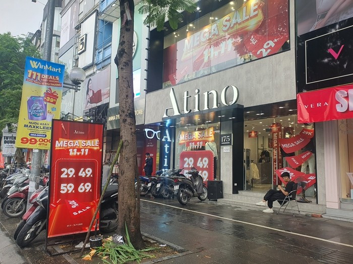 Năm nay, ngày lễ độc thân rơi vào thứ ba nhưng ngay từ thứ 7 ngày 8/11, nhiều cửa hàng, siêu thị, trung tâm thương mại ở Hà Nội đã triển khai các chương trình giảm giá. Ảnh: Arttimes