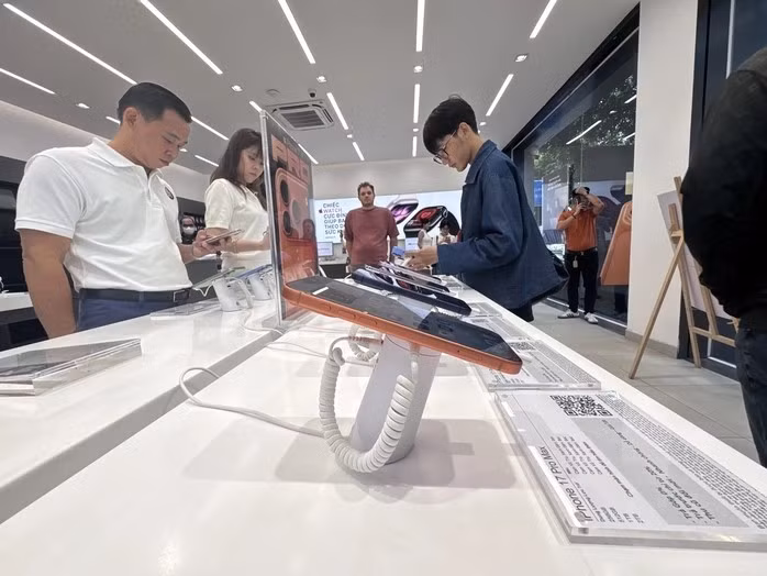 Các cửa hàng điện máy, công nghệ cũng ăn theo ngày siêu sale 11/11. Hệ thống Di Động Việt tung chương trình khuyến mãi lớn "mua 1 tặng 1" và giảm giá đến 1 triệu đồng trong khung giờ vàng từ 8 đến 12 giờ ngày 10 và 11/11. Ảnh: Người lao động