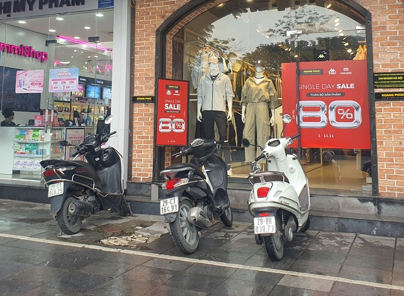 Một cửa hàng thời trang trên phố Chùa Bộc (Hà Nội) treo biển giảm giá tới 80%. Ảnh: Arttimes