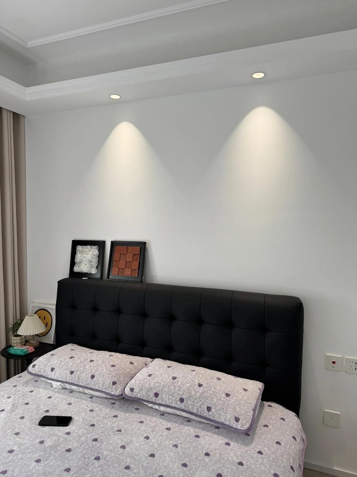 Đèn rọi đầu giường là xu hướng phòng ngủ hiện đại, giúp tường đầu giường thêm lung linh. Nhưng thực tế, ánh sáng chiếu trực tiếp quá gắt, dễ gây chói mắt và mỏi khi nằm lâu dưới ánh đèn. Ảnh: Toutiao