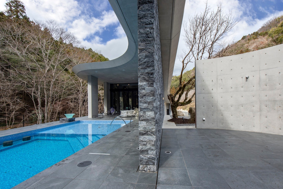 Tường ốp đá phiến đen làm tăng độ tương phản với mặt nước. Ảnh: T Architects Co.