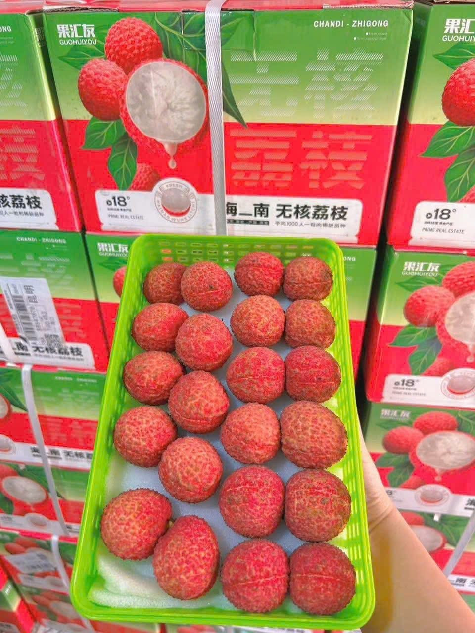 Trên chợ mạng, vải thiều không hạt Trung Quốc hầu hết được bán theo giỏ trọng lượng 2kg, giá từ 1,2-1,4 triệu đồng. Ảnh: Facebook