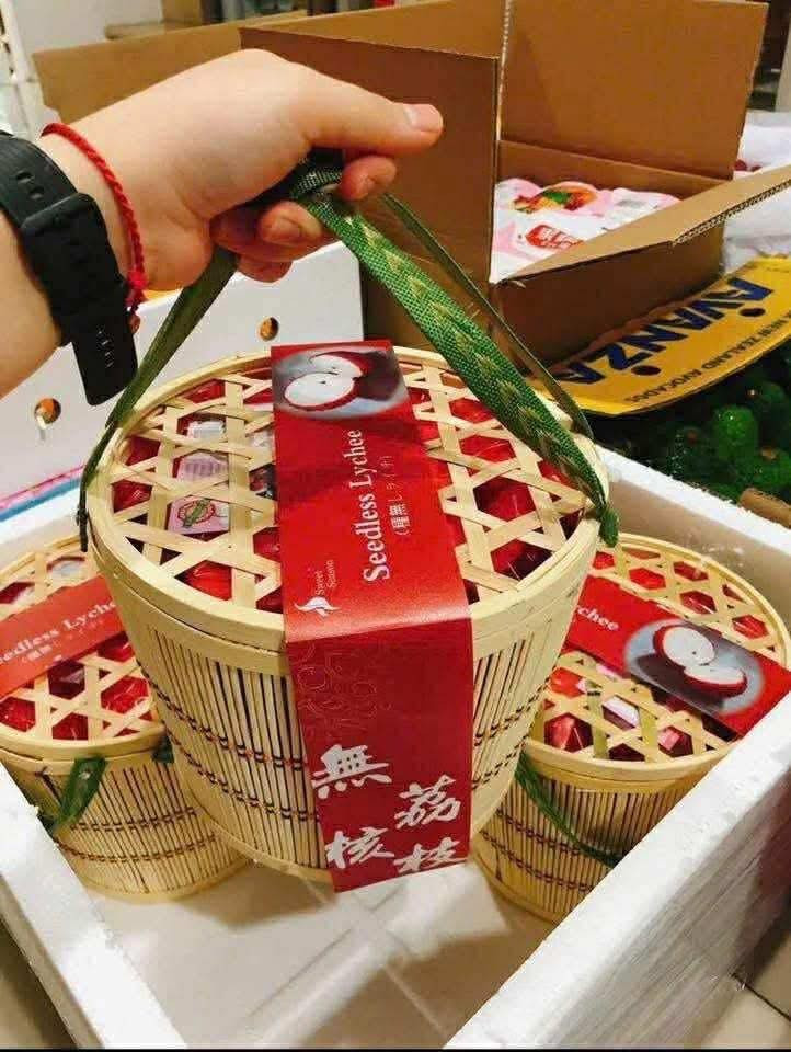 Mức giá này cao gấp 3-4 lần giá vải u trứng Phù Cừ (Hưng Yên) - giống vải đang gây sốt trên thị trường hiện nay, và gấp khoảng 15 lần giá vải thiều chín sớm của nước ta. Ảnh: Facebook Hà An