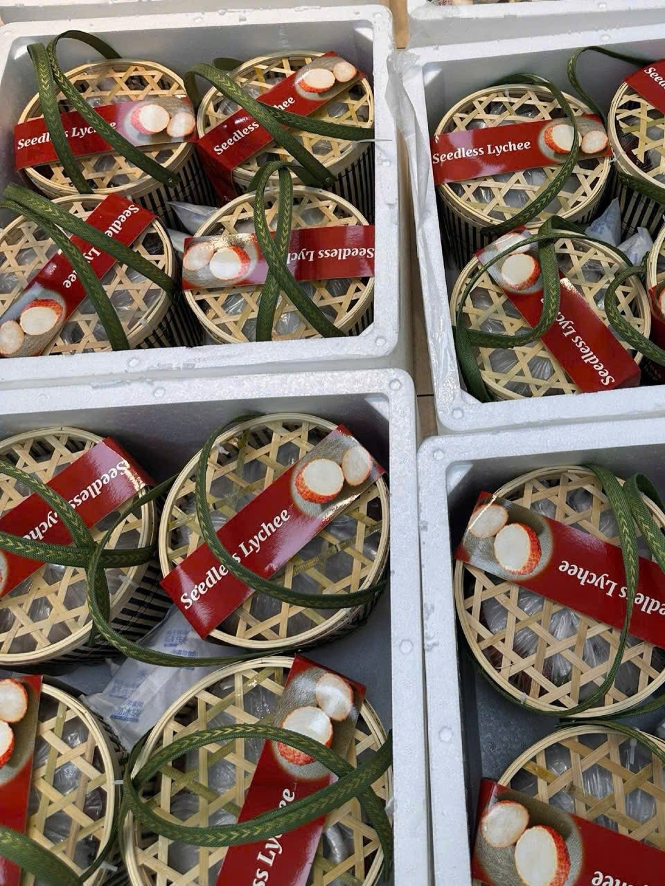 Vải thiều không hạt thường bán theo giỏ, bên trong giỏ có sẵn đá gel để bảo quản, đảm bảo quả vải được tươi lâu khi vận chuyển. Ảnh: Facebook