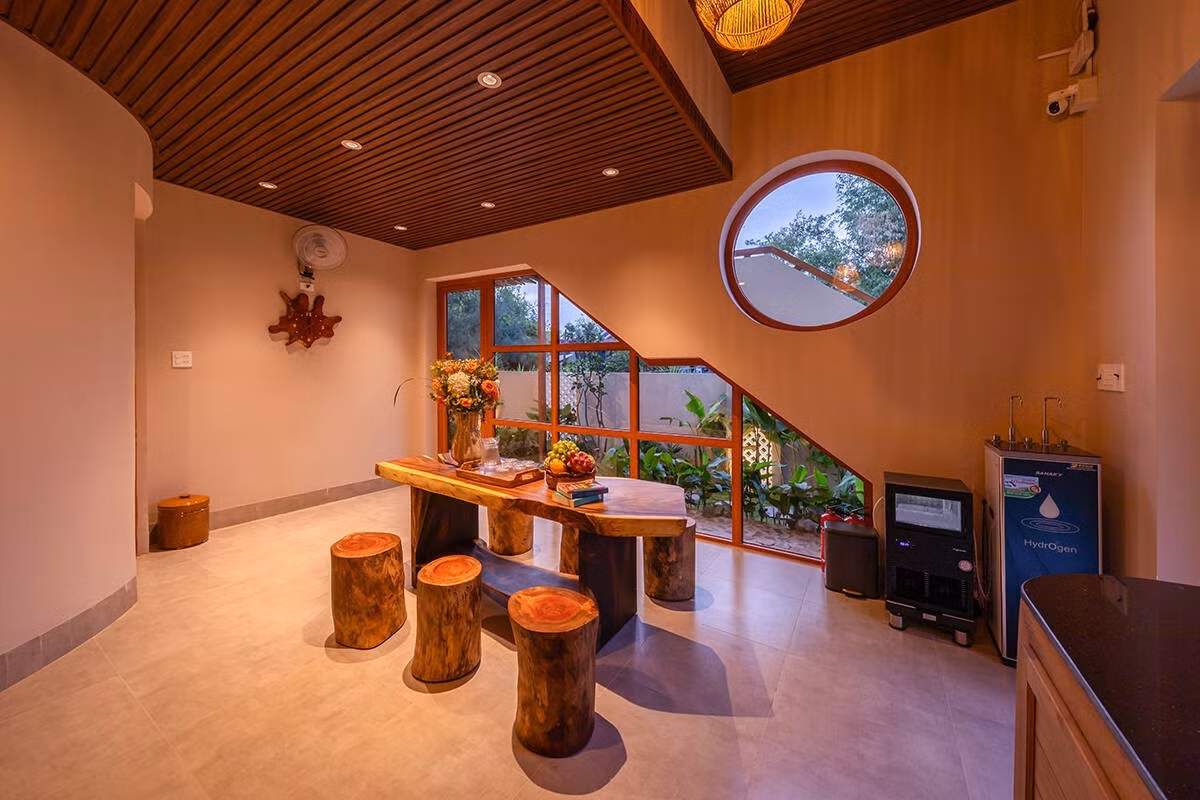 Cầu thang dẫn lên tầng 2 được thiết kế bên ngoài. Ảnh: Bùi Minh Quốc