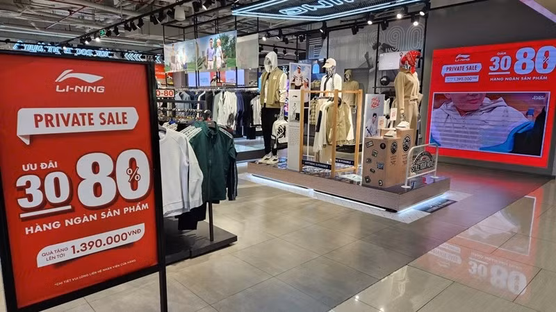 Nhiều cửa hàng thời trang trong trung tâm thương mại Vincom Bà Triệu sale tới 80%. Ảnh: Dân Việt