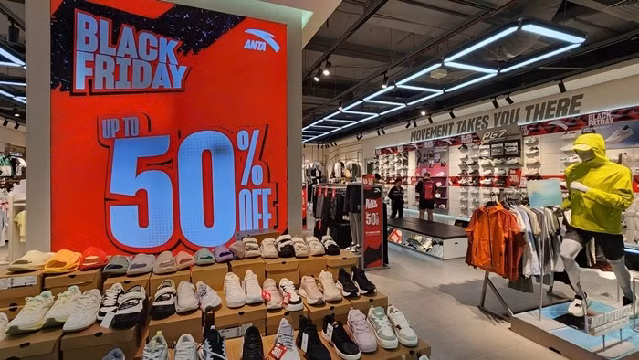 Theo nhân viên cửa hàng, lác đác khách hàng tới xem sản phẩm và phần lớn không mua. Ảnh: Dân Việt