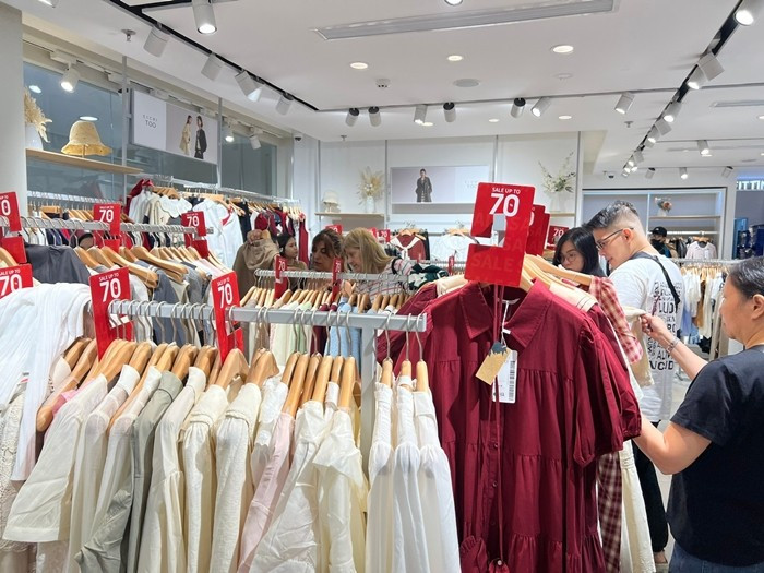 View - Đua nhau giảm giá dịp Black Friday, có nơi giảm 80% vẫn vắng khách | Báo Tri thức và Cuộc sống - TIN TỨC PHỔ BIẾN KIẾN THỨC 24H