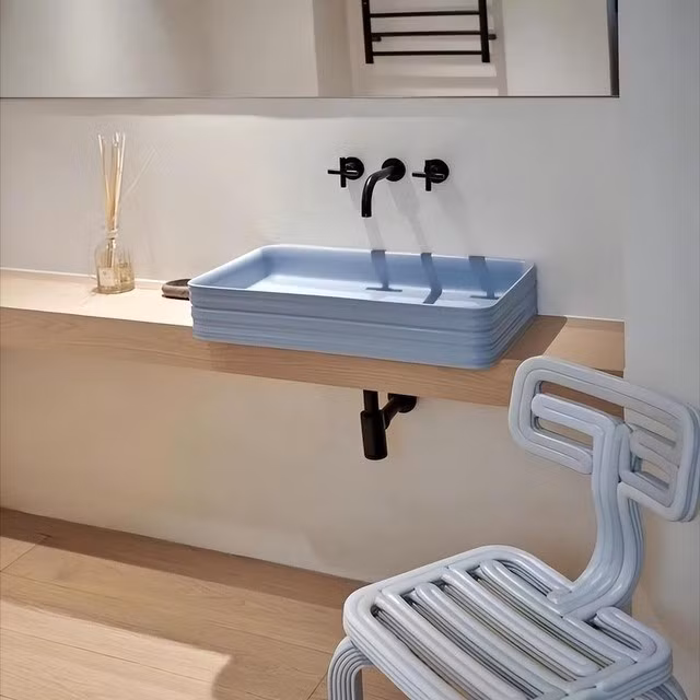 Phòng tắm tối giản với bồn rửa màu xanh nhạt. Ảnh: Toutiao