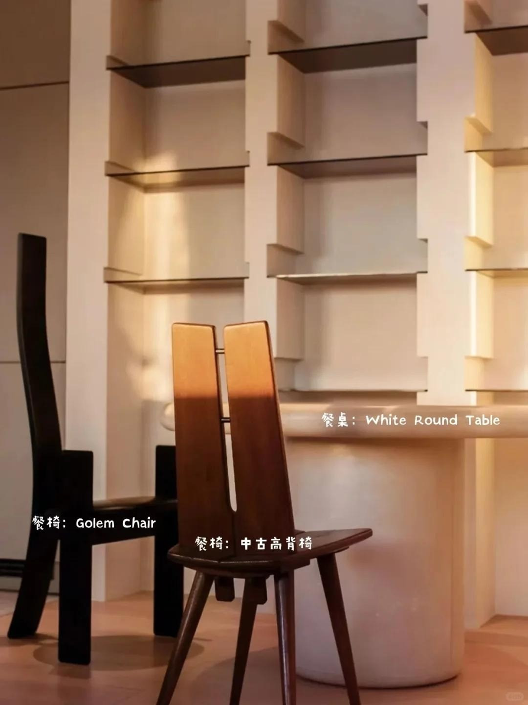 Kế đó là bàn ăn đá màu trắng ngà, kết hợp hai ghế tựa dáng thanh mảnh. Ảnh: Toutiao