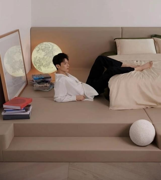 Phòng ngủ ấn tượng với chiếc giường dạng bục đặt liền mặt sàn. Ảnh: Toutiao