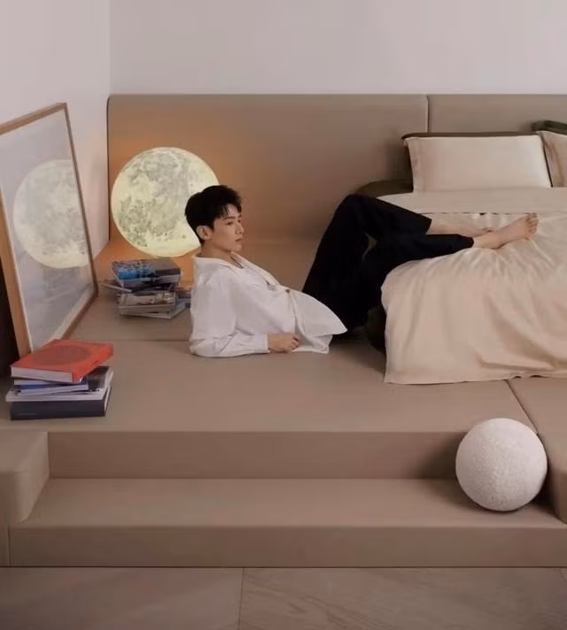 Phòng ngủ ấn tượng với chiếc giường dạng bục đặt liền mặt sàn. Ảnh: Toutiao